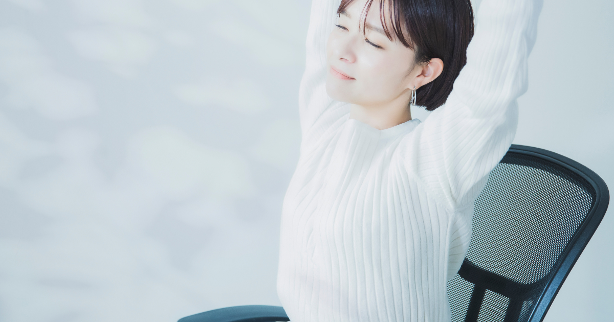 デスクワークによる腰痛を防ぐ！正しい姿勢の作り方と習慣